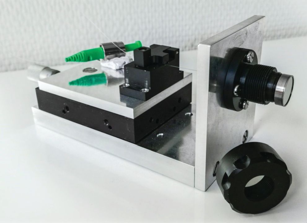 All-plastic fibre-optic sensor assembly